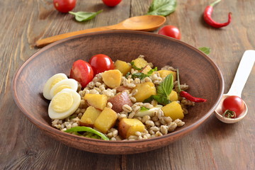 Salad with pearl barley, baked potatoes and quail egg