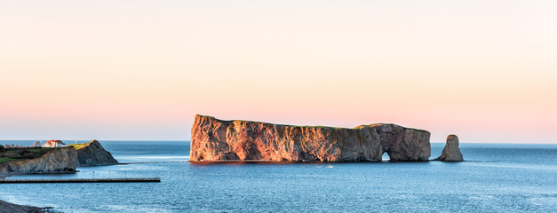 Obraz premium Słynna duża skała Rocher Perce na półwyspie Gaspe, Quebec, region Gaspesie, Kanada o zachodzie słońca, Zatoka Świętego Wawrzyńca, łódź, statek, domy, nabrzeże, przystań, molo