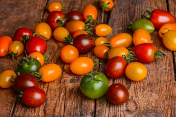 Fototapeta na wymiar Bunte Tomaten auf Holztisch