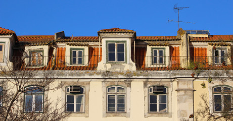 Fototapeta na wymiar Ventanas en Lisboa, Portugal