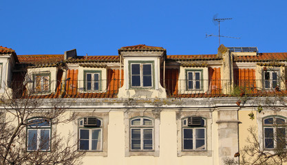 Fototapeta na wymiar Ventanas en Lisboa, Portugal