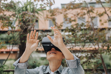 Woman using a 360 3D VR glasses