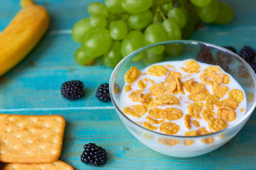 Corn flakes with milk and blackberries