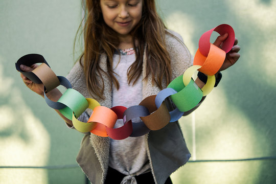 Sukkot: Family Makes Paper Chain Decorations To Hang From Schach
