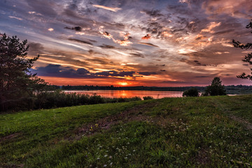 Obraz premium Sunset over the lake in summer