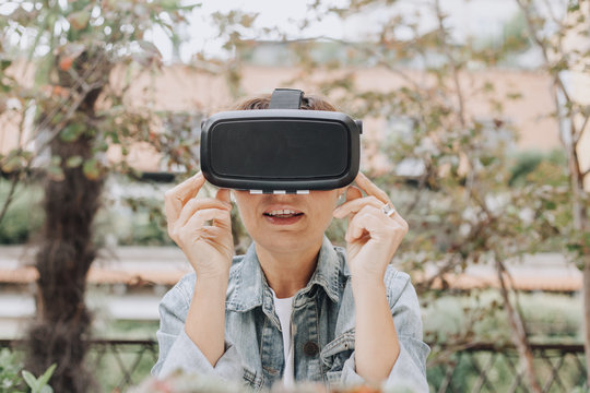 Woman using a 360 3D VR glasses