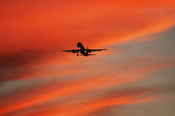 Avión volando en atardecer