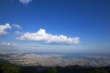 青空と神戸の眺望