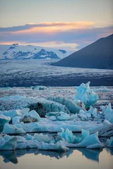 Papier Peint photo autocollant Glaciers Icebergs dans la lagune glaciaire de Jokulsarlon. Parc national de Vatnajokull, Islande Summer.Midnight Sun.