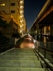 高速道路下遊歩道