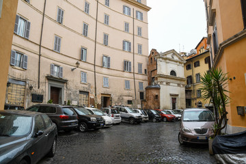 Fototapeta na wymiar ローマ市内の古代遺跡（イタリア）　ポンペイウス劇場跡の建物と通り