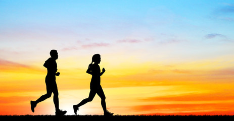 Fototapeta premium silhouette Young woman running on blurry sunset