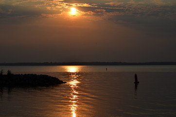 Obraz premium sunlight reflecting off a large reservoir