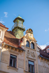 Fototapeta na wymiar Das Glockenspielhaus auf dem Glockenspielplatz in Graz, Österreich