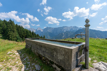 Fototapeta na wymiar Wassertrog im Kaisertal