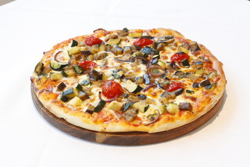 Pizza mit Tomaten, Gemüse