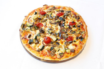 Pizza mit Tomaten, Gemüse