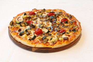 Pizza mit Tomaten, Gemüse
