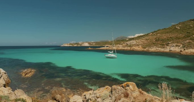 Segelboot am Mara Strand auf Korsika