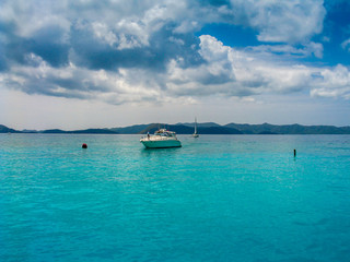Motorboot im Meer, Karibik, British Virgin Islands