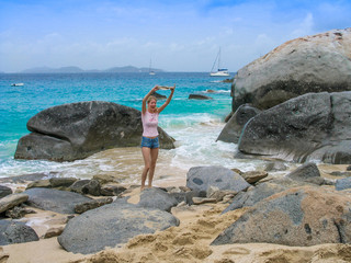 Frau in Karibik hält an Strand Schatzkarte voller Freude, British Virgin Islands