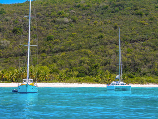 Zwei Segelschiffe ankern vor Ufer in Karibik, British Virgin Islands
