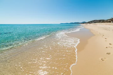 Tableaux ronds sur plexiglas Anti-reflet Plage et mer Sable doré et eau turquoise sur la plage de Piscina Rei