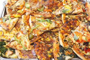 Obraz na płótnie Canvas Mehrere Pizzastücke auf einer Platte