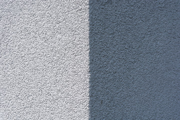 Fototapeta premium Ecke eines Hauses dessen Fassade mit weißen Putz geputzt ist