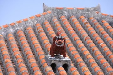 屋根の上のシーサー