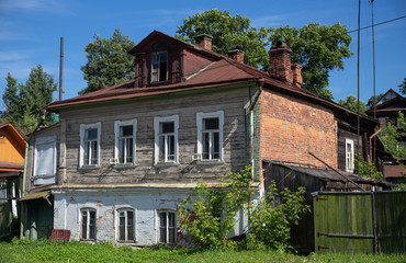 Fototapeta na wymiar Old country house in small towns of Russia