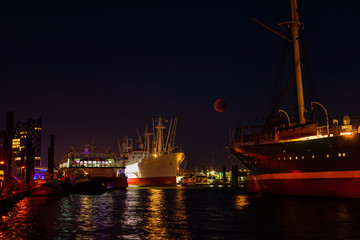 Historische Mondfinsternis zwischen zwei Schiffen im Hamburger Hafen