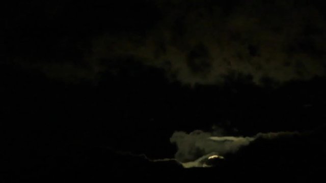 満月が雲から出てくるタイムラプス