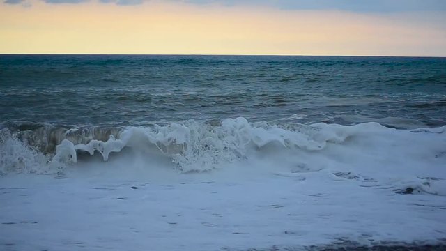 the sea, the waves break on the shore
