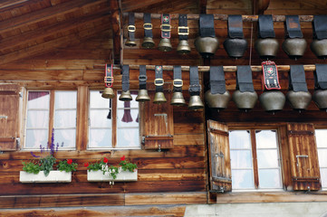 Cloches suspendues dans un chalet © Clemence Béhier