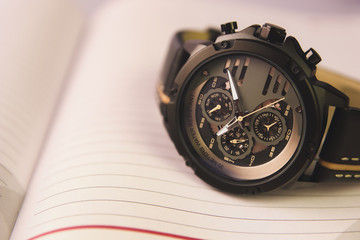      Men's Casual fashionable Wristwatch with Notebook