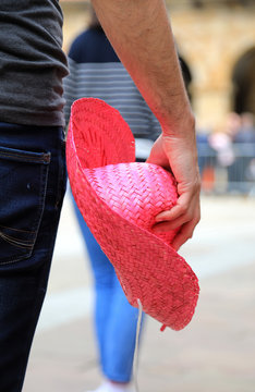 hombre con sombrero rosa en la mano 4M0A3703-f18