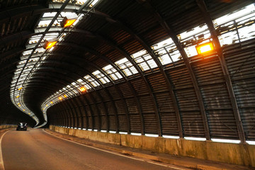 Fototapeta na wymiar 明かり取りのあるトンネル