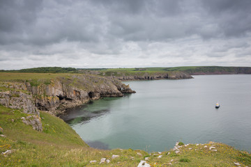 Obraz premium Looking back from Stackpole Head towards Barafundle Bay, Pembrokeshire, UK