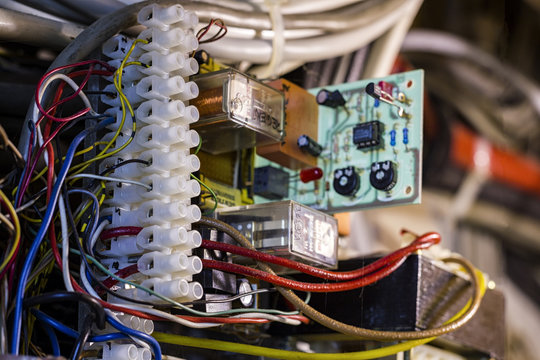 Blick in einen alten Schaltschrank