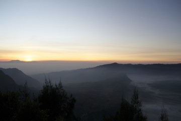 インドネシア、ジャワ島中部にあるブロモ火山と雲海の景色