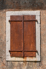 Alter Fensterladen aus Eisen rostig