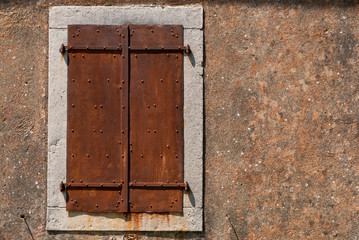 Alter kroatischer Fensterladen aus Eisen rostig und geschlossen