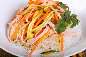 Salad vith noodle and vegetables