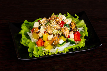 Salad with tofu and mussels
