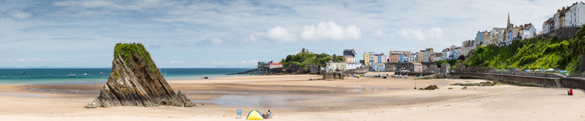 Fototapeta na wymiar The rock and sandy beach at Tenby, with the Georgian old town and harbour in the background