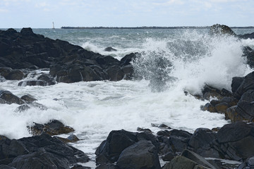 荒れた波が押し寄せる黄金岬