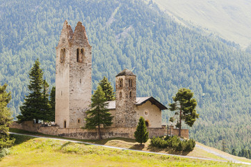 Fototapeta premium Celerina, San Gian, Pfarrkirche, Kirche, Oberengadin, Engadin, Alpen, Wanderweg, Sommer, Sommersport, Graubünden, Schweiz