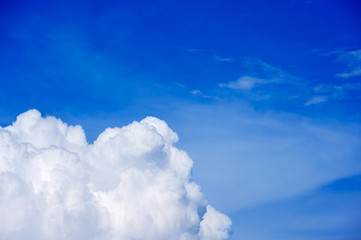 Obraz premium Cumulus clouds in the blue summer sky