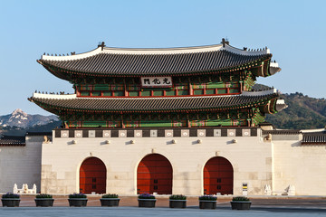 Naklejka premium Gwanghwamun Gate to Gyeongbok Palace in Seoul, South Korea